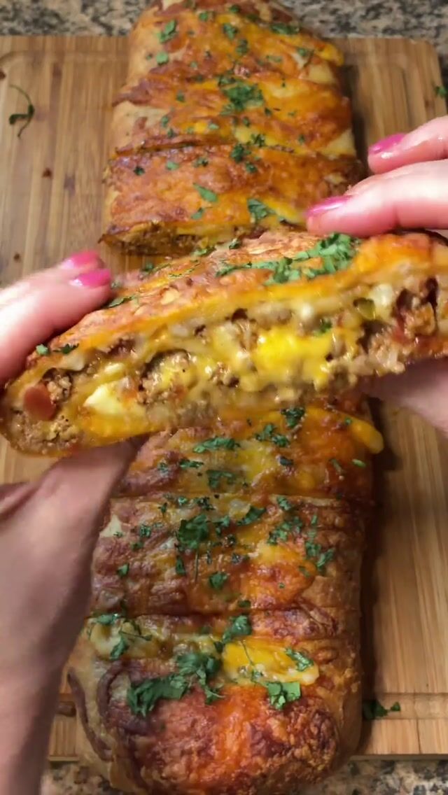 Easy Taco Stromboli: A Delicious Dinner Recipe